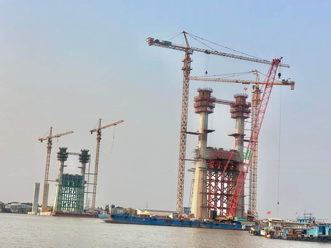 Thủ tướng Phạm Minh Chính khảo sát các công trình, dự án tại tỉnh Tiền Giang- Ảnh 3. Hiện dự án Cầu Rạch Miễu 2 đã thi công được hơn 41% tổng khối lượng công việc - Ảnh: MẬU TRƯỜNG