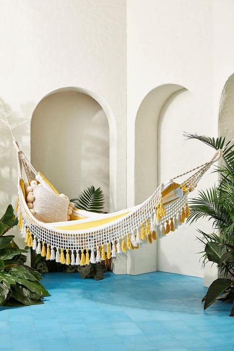 Một chiếc võng cho không gian sống hiện đại, được không?- Ảnh 4. Không cần đến khu nghỉ dưỡng, bạn vẫn có thể tạo chút lãng mạn cho không gian sống với chiếc võng điệu đàng này - Ảnh: HGTV