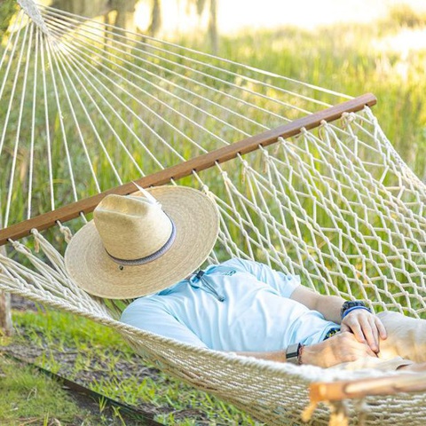 Một chiếc võng cho không gian sống hiện đại, được không?- Ảnh 9. Bạn có thể ngắm những đám mây trôi qua, đọc sách, thậm chí chợp mắt dưới ánh nắng với chiếc võng đầy tiện ích - Ảnh: HGTV