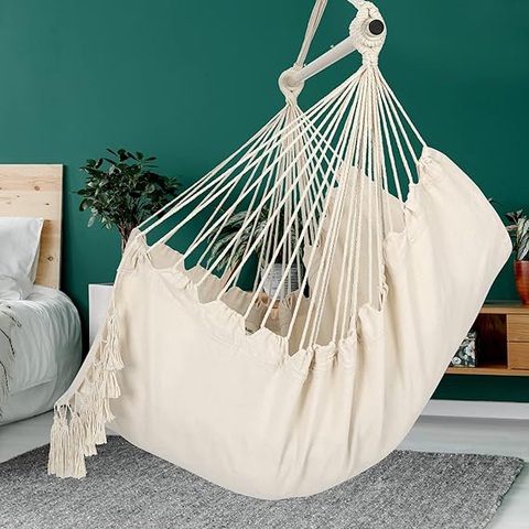 Một chiếc võng cho không gian sống hiện đại, được không?- Ảnh 1. Còn cách nào tốt để giảm bớt gánh nặng hơn là ngả mình vào một chiếc võng thoải mái? - Ảnh: HGTV