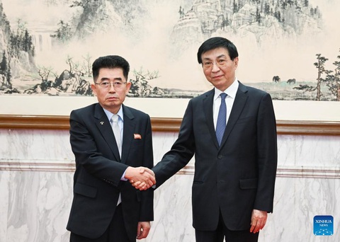 Trung Quốc, Triều Tiên cam kết phát triển hơn nữa quan hệ song phương- Ảnh 1. Ông Vương Hỗ Ninh (phải) tiếp ông Kim Song Nam ở Bắc Kinh hôm 21-3 - Ảnh: TÂN HOA XÃ