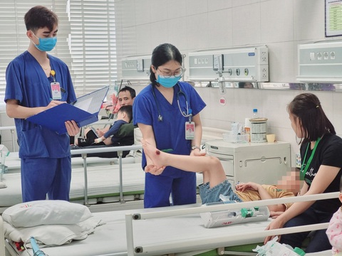 Các bác sĩ tập phục hồi chức năng cho bệnh nhi - Ảnh: BVCC Các bác sĩ tập phục hồi chức năng cho bệnh nhi - Ảnh: HÀ NGUYỆT
