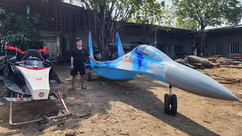 Chàng trai 9X chế mô hình máy bay chiến đấu Su-35 chạy trên nước- Ảnh 2. Từ màu sắc đến mẫu mã mô hình chiếc máy bay Su-35 được anh Thanh chế tạo giống y như thật - Ảnh: HOÀNG THANH