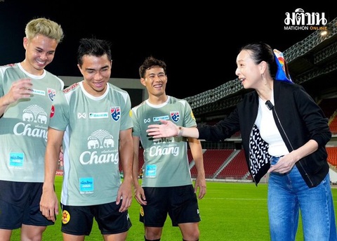 Vé trận Thái Lan - Hàn Quốc tăng giá 10 lần sau 'cú sốc' lượt đi- Ảnh 1. Chủ tịch FAT Madam Pang sẽ cho đặt màn hình khổng lồ cạnh sân vận động để đối phó với tình trạng sốt vé trận Thái Lan - Hàn Quốc - Ảnh: Matichon