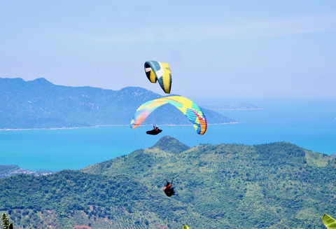 Nhiều người từng bị tai nạn khi bay dù lượn- Ảnh 1. Tại Khánh Hòa có đa dạng các loại hình du lịch mạo hiểm như bay dù lượn - Ảnh: THANH CHƯƠNG