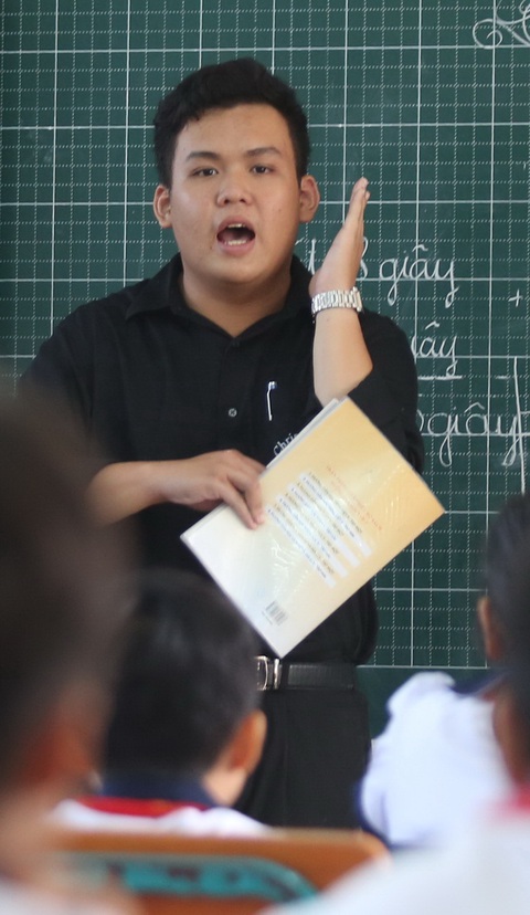 Nhà giáo tương lai lên đường ra đảo dạy học- Ảnh 9. Thiên Bảo, sinh viên nam duy nhất trong nhóm, căng thẳng khi lần đầu tiên đứng trên bục giảng dạy cho học sinh lớp 5