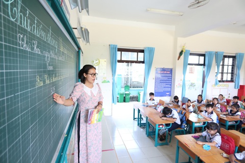 Nhà giáo tương lai lên đường ra đảo dạy học- Ảnh 1. Cẩm Quỳnh, nhà giáo tương lai, tâm sự: ”Lần đầu thực tập đứng trên bục giảng cảm giác rất hồi hộp”