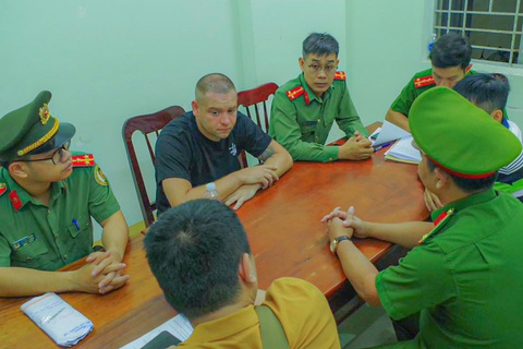 Bắt một người Nga đang trốn ở Ninh Thuận bị Interpol truy nã quốc tế- Ảnh 1. Công an tỉnh Ninh Thuận bàn giao Borzykh Mikhail (áo đen) bị Interpol truy nã quốc tế - Ảnh: Công an cung cấp