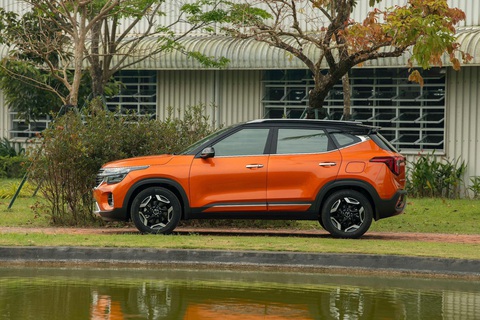 Kia Seltos 2024 ra mắt: Giá từ 599 triệu, thêm trang bị để đấu Xforce, Creta- Ảnh 5. Xe có kích thước dài x rộng x cao lần lượt 4.365 x 1.800 x 1.645mm, chiều dài cơ sở 2.610mm và khoảng sáng gầm 190mm. So với đời cũ, các thông số giữ nguyên, chỉ khác chiều dài lớn hơn 50mm. Mâm 17 inch thiết kế mới mang hơi hướm của "đàn anh" Sportage thế hệ mới. Các trang bị ngoại thất đáng chú ý có đèn pha LED thông minh, toàn bộ hệ thống đèn dùng đèn LED, gạt mưa tự động và cốp sau đóng mở điện