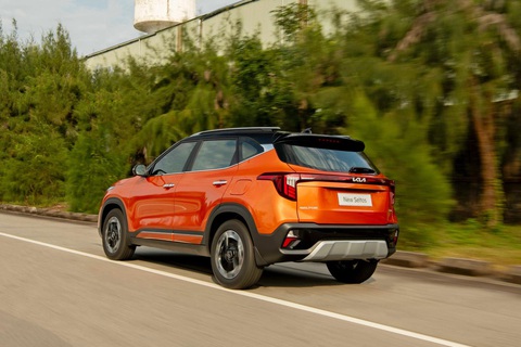Kia Seltos 2024 ra mắt: Giá từ 599 triệu, thêm trang bị để đấu Xforce, Creta- Ảnh 7. Máy 1.5L hút khí tự nhiên cho công suất 113 mã lực và mô-men xoắn 144 Nm, hộp số tự động vô cấp CVT. Trong khi đó, máy 1.5L tăng áp cho công suất 158 mã lực và mô-men xoắn 253 Nm, hộp số tự động 7 cấp ly hợp kép. Hệ dẫn động mặc định loại cầu trước. Tất cả phiên bản trang bị 3 chế độ lái (Normal, Eco, Sport) và 3 chế độ địa hình (Snow, Mud, Sand)