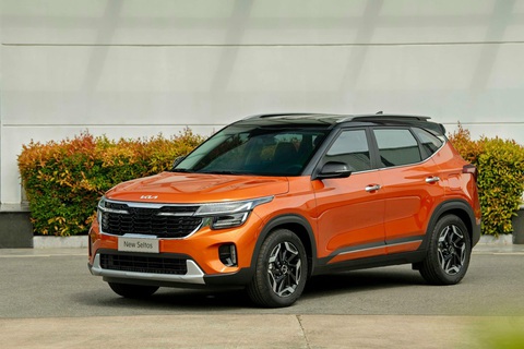 Kia Seltos 2024 ra mắt: Giá từ 599 triệu, thêm trang bị để đấu Xforce, Creta- Ảnh 2. Giá bán khởi điểm 599 triệu đồng của Seltos 2024 thấp hơn đời cũ (từ 604 triệu đồng) và ngang bằng với phiên bản tiêu chuẩn của Hyundai Creta và Mitsubishi Xforce cũng có giá 599 triệu đồng. Hiện tại, hệ thống đại lý Kia trên toàn quốc đã nhận đặt cọc Seltos 2024, dự kiến bàn giao tới tay khách hàng trong tháng 4. Xe vẫn được lắp ráp trong nước bởi THACO