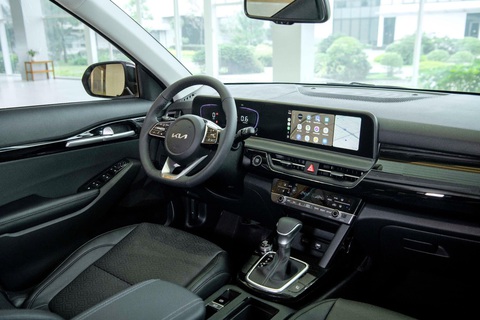 Kia Seltos 2024 ra mắt: Giá từ 599 triệu, thêm trang bị để đấu Xforce, Creta- Ảnh 8. Điểm mới bên trong nội thất bao gồm màn hình giải trí trung tâm 10,25 inch giống đời cũ, nhưng cụm đồng hồ nâng cấp lên loại Full LCD 10,25 inch (bản 1.5L Premium). Cả hai màn hình này nằm trên một mặt phẳng và hơi cong giống Sportage, không còn thiếu kết nối như đời cũ