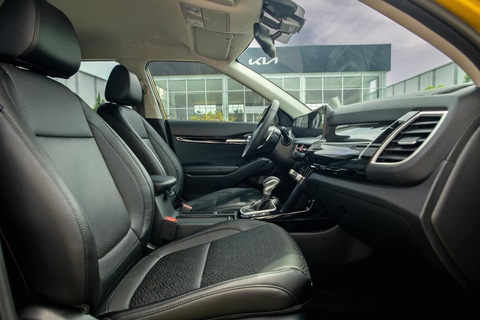 Kia Seltos 2024 ra mắt: Giá từ 599 triệu, thêm trang bị để đấu Xforce, Creta- Ảnh 12. Toàn bộ nội thất bọc da. Ghế lái chỉnh điện 8 hướng và hàng ghế trước có tính năng làm mát. Một số tính năng khác đáng chú ý có kết nối Apple CarPlay và Android Auto không dây, khởi động nút bấm, khởi động từ xa, Kia Connect hay sạc không dây - Ảnh: Kia Việt Nam