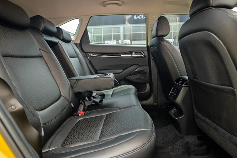 Kia Seltos 2024 ra mắt: Giá từ 599 triệu, thêm trang bị để đấu Xforce, Creta- Ảnh 13. Kia Seltos 2024 đã khắc phục điểm yếu về công nghệ an toàn của bản cũ bằng các tính năng an toàn chủ động như ga tự động thông minh, tránh va chạm điểm mù phía sau, tránh va chạm phương tiện cắt ngang phía sau, cảnh báo và hỗ trợ giữ làn đường, cảnh báo và hỗ trợ theo làn hay phanh tự động. Xe cũng được trang bị hệ thống 6 túi khí, cùng các tính năng cơ bản như cân bằng điện tử, cảnh báo người lái mất tập trung...
