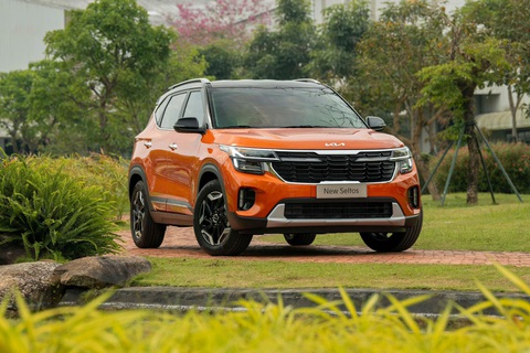 Kia Seltos 2024 ra mắt: Giá từ 599 triệu, thêm trang bị để đấu Xforce, Creta- Ảnh 3. Vì là bản facelift nên ngoại hình của Kia Seltos 2024 ít thay đổi. Lưới tản nhiệt mở rộng và cản trước được làm mới. Kiểu dáng đèn pha giữ nguyên, nhưng thay đổi đồ họa của dải đèn chiếu sáng ban ngày - Ảnh: Kia Việt Nam