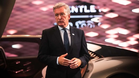 CEO Bentley bất ngờ từ chức, sang thương hiệu đối thủ Aston Martin- Ảnh 1. Cựu CEO Bentley Adrian Hallmark là một trong những lãnh đạo cấp cao kỳ cựu nhất của làng xe toàn cầu, và là người gắn liền với "thời kỳ hoàng kim" của Bentley vào đầu thập kỷ này - Ảnh: Motor1