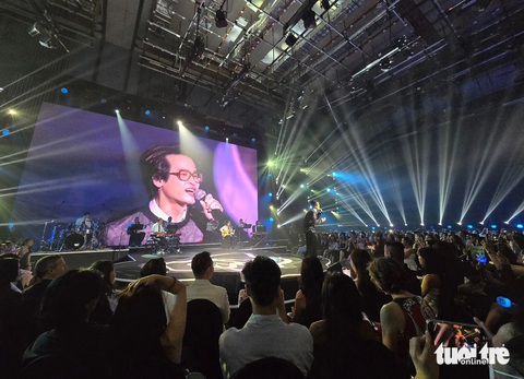Đêm nhạc dành cho những khán giả mua bộ album Chân trời trực rỡ, Người Việt Nam và live concert Chân trời rực rỡ của Hà Anh Tuấn - Ảnh: MI LY Đêm nhạc dành cho những khán giả mua bộ album Chân trời trực rỡ, Người Việt Nam và live concert Chân trời rực rỡ của Hà Anh Tuấn - Ảnh: MI LY