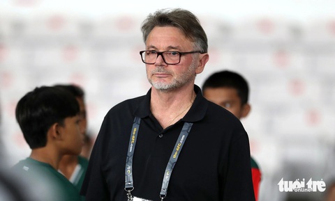 Không dễ để sa thải sớm HLV Philippe Troussier?- Ảnh 1. HLV Philippe Troussier trên sân Gelora Bung Karno - Ảnh: N.K.