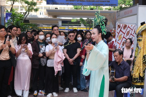 Bạn trẻ xem biểu diễn cải lương - Ảnh: NGỌC PHƯỢNG Bạn trẻ xem biểu diễn cải lương - Ảnh: NGỌC PHƯỢNG
