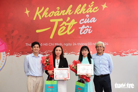 Trao giải 'Khoảnh khắc Tết của tôi': Nhiều hoạt động khám phá độc đáo, truyền cảm hứng- Ảnh 4. Tác giả Lê Thanh Nga (áo đen) và tác giả Nguyễn Kim Nghỉ (áo dài xanh) cùng nhận giải nhì cuộc thi Khoảnh khắc Tết của tôi
