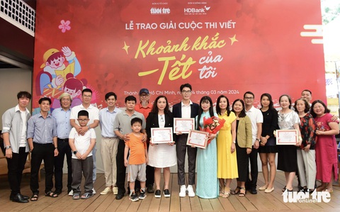 Trao giải 'Khoảnh khắc Tết của tôi': Nhiều hoạt động khám phá độc đáo, truyền cảm hứng- Ảnh 7. Các tác giả đoạt giải cuộc thi "Khoảnh khắc Tết của tôi" chụp ảnh lưu niệm tại chương trình