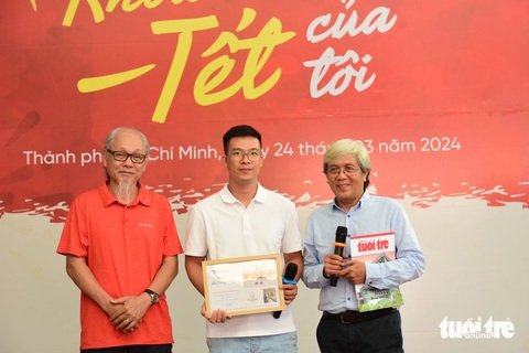 Trao giải 'Khoảnh khắc Tết của tôi': Nhiều hoạt động khám phá độc đáo, truyền cảm hứng- Ảnh 10. Ông Nguyễn Hoài Bảo - chuyên gia điểu học (trái) - gửi tặng tác giả Phan Quốc Cường món quà đặc biệt sau khi đọc bài "Tết đến Vườn quốc gia Tràm Chim - Khoảnh khắc tuyệt vời"