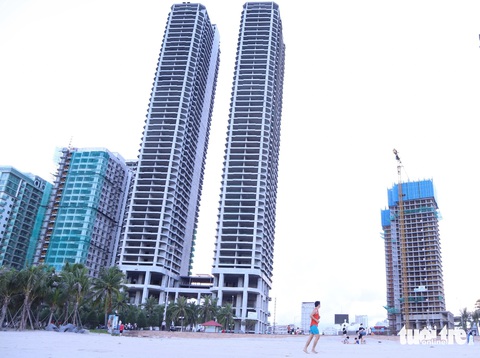 Cho huy động vốn sau 10 tháng, hàng ngàn căn condotel được chuyển đổi- Ảnh 1. Các tòa tháp tại dự án (bìa trái) - Ảnh: ĐOÀN CƯỜNG