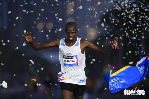 ‘Nữ hoàng chân đất’ Phạm Thị Bình chiến thắng Cuộc thi marathon quốc tế Đà Nẵng 2024- Ảnh 3. Vận động viên nam người Kenya, Kiptoo Edwin, giành chức vô địch cự ly marathon - Ảnh: NL