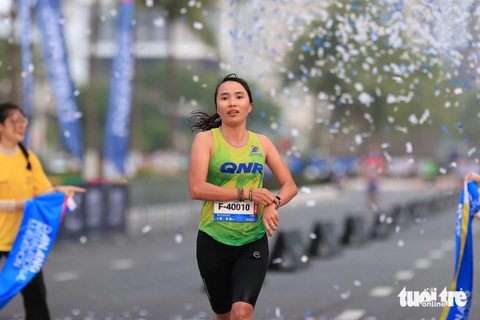 ‘Nữ hoàng chân đất’ Phạm Thị Bình chiến thắng Cuộc thi marathon quốc tế Đà Nẵng 2024- Ảnh 1. “Nữ hoàng chân đất” Phạm Thị Bình vô địch cự ly marathon hạng mục nữ - Ảnh: NL