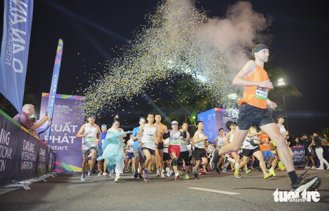 ‘Nữ hoàng chân đất’ Phạm Thị Bình chiến thắng Cuộc thi marathon quốc tế Đà Nẵng 2024- Ảnh 4. Các vận động viên xuất phát cự ly 10km - Ảnh: NL