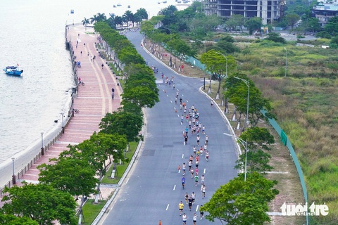 ‘Nữ hoàng chân đất’ Phạm Thị Bình chiến thắng Cuộc thi marathon quốc tế Đà Nẵng 2024- Ảnh 5. Đường đua từ bãi biển Mỹ Khê và chạy dọc các cung đường, những địa điểm nổi tiếng của TP Đà Nẵng - Ảnh: NL