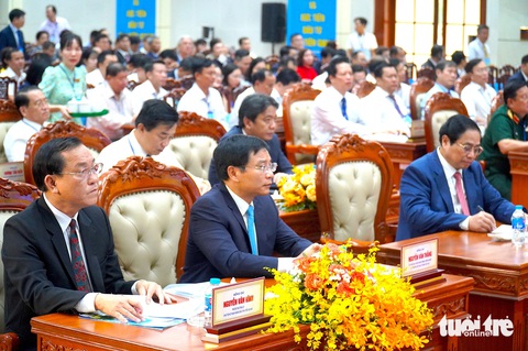 Phấn đấu đưa Tiền Giang cơ bản thành tỉnh công nghiệp vào năm 2030- Ảnh 2. Thủ tướng Chính phủ Phạm Minh Chính cùng lãnh đạo các sở ngành tại hội nghị - Ảnh: MẬU TRƯỜNG