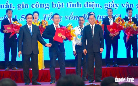 Phấn đấu đưa Tiền Giang cơ bản thành tỉnh công nghiệp vào năm 2030- Ảnh 3. Lãnh đạo Tỉnh ủy, UBND tỉnh Tiền Giang trao giấy chứng nhận đầu tư cho nhà đầu tư - Ảnh: MẬU TRƯỜNG