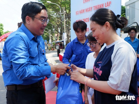 Lan tỏa làm việc tốt trong Ngày Đoàn viên mừng sinh nhật Đoàn- Ảnh 1. Phó bí thư thường trực Thành Đoàn TP.HCM Ngô Minh Hải (trái) trao quà cho công nhân khó khăn tại quận Bình Tân (TP.HCM) trong Ngày Đoàn viên - Ngày làm việc tốt - Ảnh: K.ANH