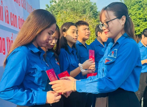 Lan tỏa làm việc tốt trong Ngày Đoàn viên mừng sinh nhật Đoàn- Ảnh 2. Lễ kết nạp Đoàn ấn tượng tại Ngày Đoàn viên - Ngày làm việc tốt do Quận Đoàn 4 (TP.HCM) tổ chức - Ảnh: QUẬN ĐOÀN 4