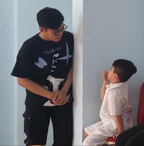 Một thành viên ban tổ chức trò chuyện cho các em tự tin hơn trong buổi casting Nhanh như chớp nhí mùa 5 - Ảnh: HOÀNG LÊ Một thành viên ban tổ chức trò chuyện cho các em tự tin hơn trong buổi casting Nhanh như chớp nhí mùa 5 - Ảnh: HOÀNG LÊ