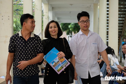 9 thí sinh bị đình chỉ trong đợt thi đánh giá năng lực đầu tiên năm 2024- Ảnh 1. Tại khu vực diễn ra kỳ thi HSA sáng 23-3 (điểm thi Trung tâm khảo thí Đại học Quốc gia Hà Nội) - Ảnh: NGUYÊN BẢO