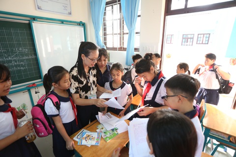 Nhà giáo tương lai lên đường ra đảo dạy học- Ảnh 3. Sinh viên thực tập được cô Trần Thị Nhung hướng dẫn sửa bài cho học sinh