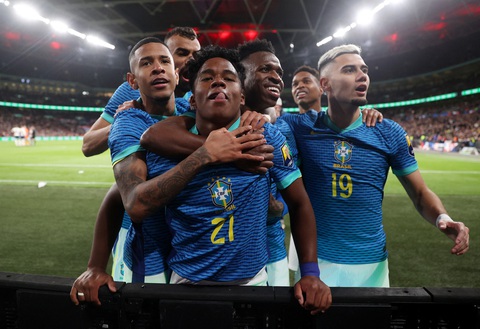 Tin tức thể thao sáng 24-3: Brazil đánh bại Anh; Inter Miami thua đậm khi vắng Messi- Ảnh 1. Endrick (số 21) giúp Brazil đánh bại tuyển Anh - Ảnh: REUTERS