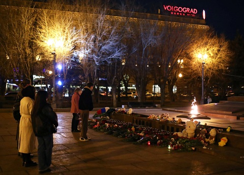 Khu vực tưởng niệm ở Volgograd, gần Matxcơva, ngày 23-3 - Ảnh: REUTERS Khu vực tưởng niệm ở Volgograd, gần Matxcơva, ngày 23-3 - Ảnh: REUTERS
