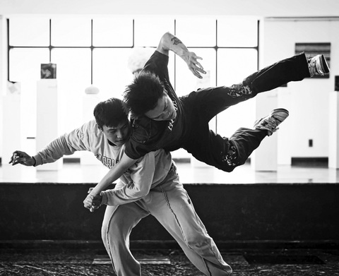 John Huy Trần trở lại với múa sau 4 năm chống trầm cảm- Ảnh 10. John Huy Trần và UDG chuẩn bị cho show diễn MENtal HEALth PLAYlist - Ảnh: UDG