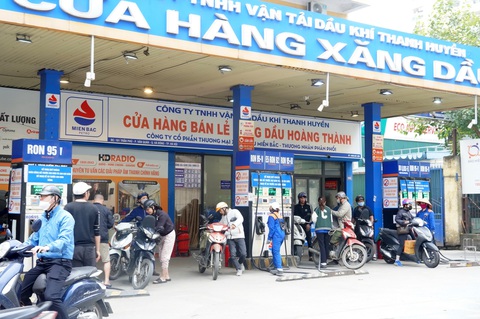 Tin tức sáng 26-3: Yêu cầu đảm bảo cung ứng xăng dầu khi Lọc dầu Dung Quất nghỉ bảo dưỡng- Ảnh 2. Khách hàng mua xăng dầu đã có thể nhận hóa đơn điện tử