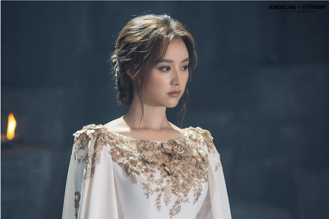 Kim Ji-won trong một cảnh phim Biên niên sử Arthdal Kim Ji Won trong một cảnh phim Biên niên sử Arthdal