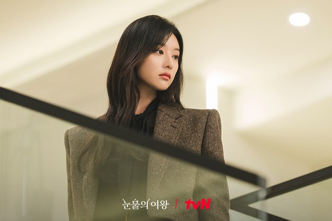 Kim Ji Won giữ vóc dáng ra sao để cân mọi trang phục trong 'Nữ hoàng nước mắt'- Ảnh 1. Kim Ji Won cho biết bản thân đã nỗ lực rất nhiều để có thể hóa thân vào vai nàng tiểu thư nhà tài phiệt một cách hoàn hảo nhất - Ảnh: SOOMPI
