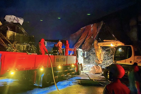 Công an thông tin vụ cháy nhà sách lớn nhất thị xã Phước Long- Ảnh 3. Lực lượng chức năng nỗ lực dập tắt đám cháy ở nhà sách Tuấn Minh, ngăn chặn cháy lan sang những nhà xung quanh - Ảnh: L.K.H.