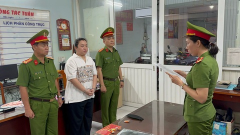 Bắt tạm giam người phụ nữ 'nổ' quen biết tại Tổng lãnh sự quán Mỹ, có thể lo đi du học- Ảnh 1. Nguyễn Phương Thanh lúc bị bắt - Ảnh: Công an cung cấp