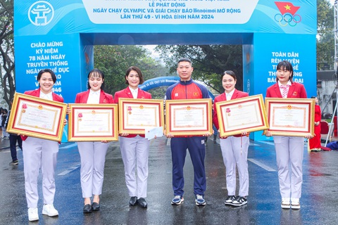 Các thành viên đội tuyển karate Việt Nam giành huy chương vàng Asiad 19 được vinh danh, nhận Huân chương Lao động của Chủ tịch nước, Bằng khen của Thủ tướng Chính phủ - Ảnh: BÙI LƯỢNG Các thành viên đội tuyển karate Việt Nam giành huy chương vàng Asiad 19 được vinh danh, nhận Huân chương Lao động của Chủ tịch nước, bằng khen của Thủ tướng Chính phủ - Ảnh: BÙI LƯỢNG