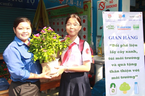 Lan tỏa làm việc tốt trong Ngày Đoàn viên mừng sinh nhật Đoàn- Ảnh 5. Gian hàng đổi rác tái chế lấy cây xanh tại Ngày Đoàn viên - Ngày làm việc tốt tại quận 4 (TP.HCM) - Ảnh: QUẬN ĐOÀN 4