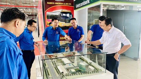 Lan tỏa làm việc tốt trong Ngày Đoàn viên mừng sinh nhật Đoàn- Ảnh 3. Phó bí thư Thành Đoàn TP.HCM Trương Minh Tước Nguyên (thứ ba, từ trái qua) trao đổi với các bạn trẻ về hoạt động tuổi trẻ có thể xung kích thực hiện tại bến xe Miền Đông mới - Ảnh: ĐOÀN SAMCO