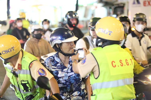 Ủy ban Thường vụ Quốc hội đề xuất Quốc hội cấm tuyệt đối nồng độ cồn- Ảnh 1. Lực lượng cảnh sát giao thông xử phạt vi phạm nồng độ cồn - Ảnh: M.HÒA